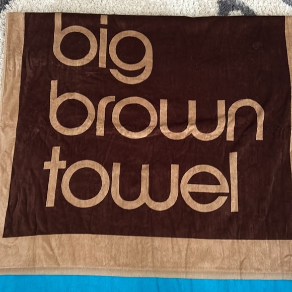 Bloomingdale's Big Brown Towel with Tan Border - Picture 2 of 4